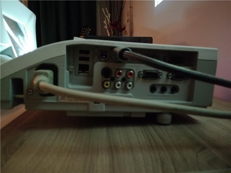 Hitachi kısa mesafe projeksiyon cihazı