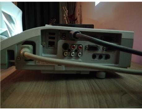 Hitachi kısa mesafe projeksiyon cihazı