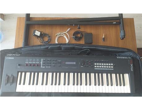 YAMAHA MX61 + ÇANTA + AYAKLIK + PEDAL + USB/MIDI KABLOSU + JAK