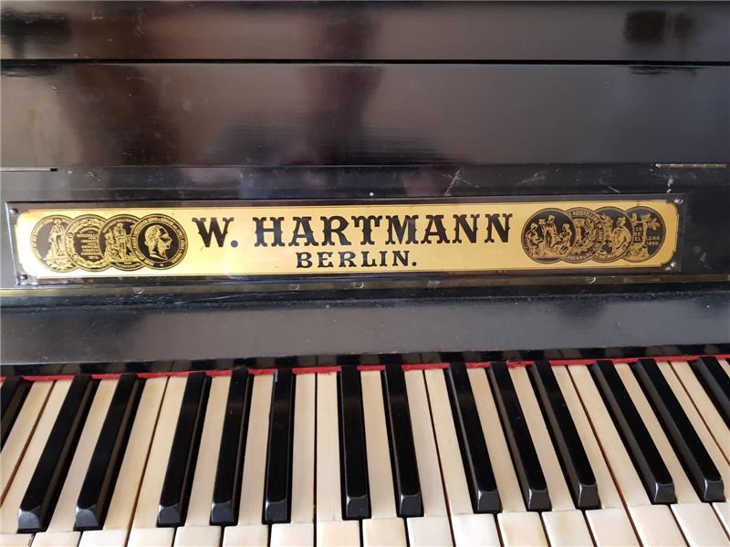 W. Hartmann Akustik Konsol Piyano