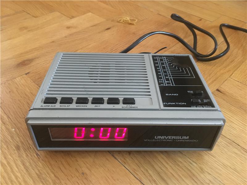 Universum vintage alarm radyo saat