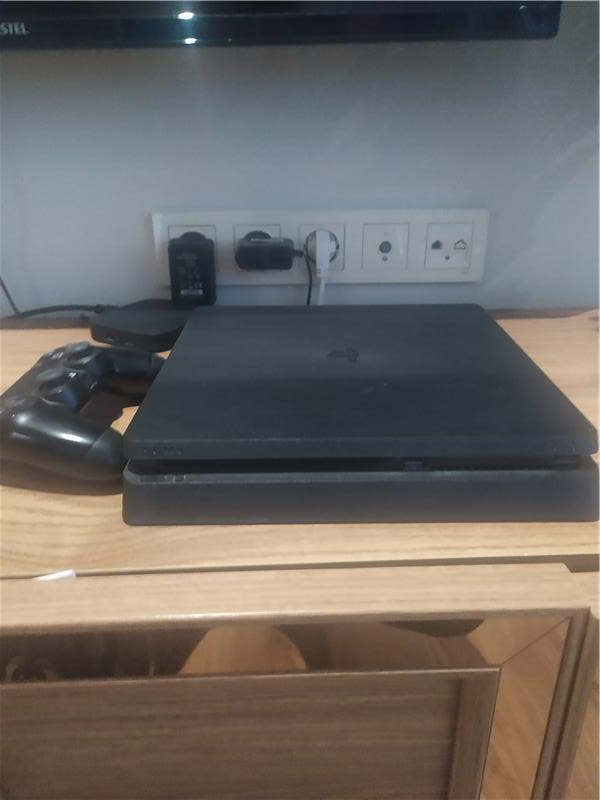 Ps4 slim 1tb + kol + 78 + 11ay plus üyelik