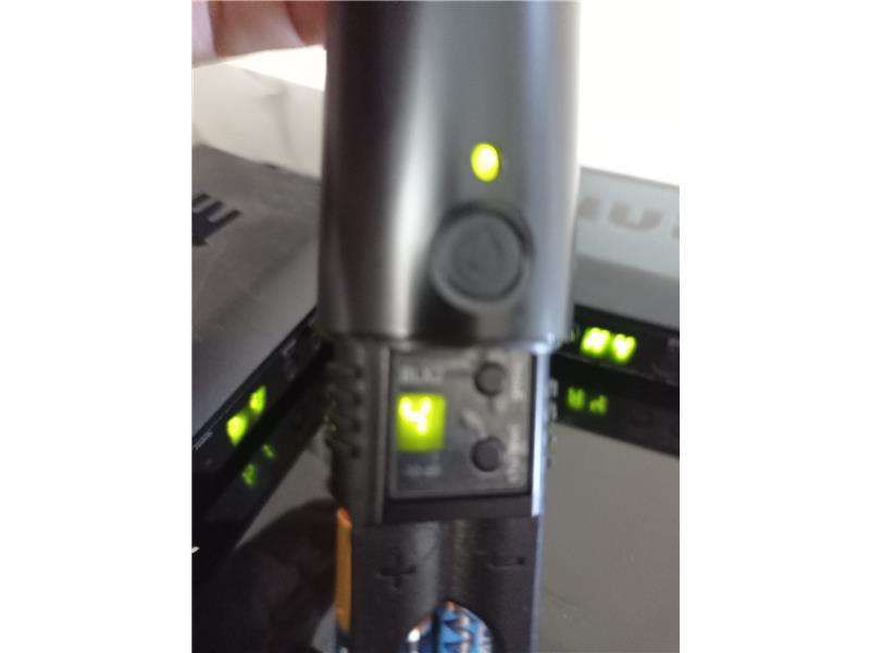 SHURE BLX4 / 2 CİHAZ 1 MİKROFON - TEMİZ  