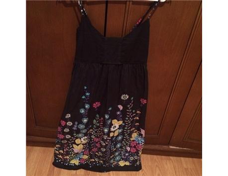Yazlık çok hoş tril tril bir elbise 36 beden 20 tl     .