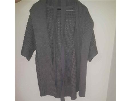 Kışlık hirka yetim kol  Mudo collection Gri beden 38 Fiyat 50 tl Temiz ve 1 kac kez giyildi #mudo #kislik #hirka #gri #bayan