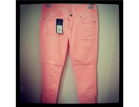 Yavru agzi kisa yazlik pacalarinda fermuar detayli bayan pantolon 29 beden marka karol  Fiyat 25 tl Orjinal fiyat 45 Etiketi ustunde hic kullanilmamis urun #pembe #yavruagzi #kisa #kot #pantolon #mevsimlik #bayan #sifir urun