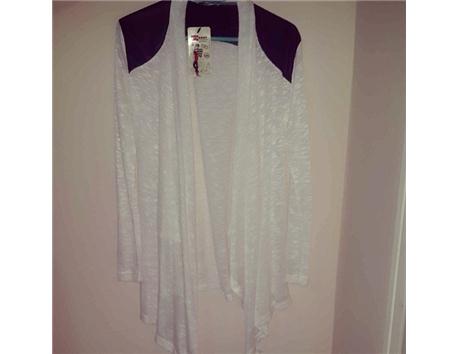 Deri detayli Beyaz hirka M beden Hic kullanilmadi  Etiketi uzerinde Fiyat 35 tl #beyaz #hirka #deri