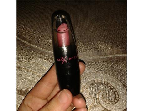 Max factor orjinal kremsi pembe ruj sadece denenmistir ve kapağı majyaj cantamda catlamistir sadece 5 tl