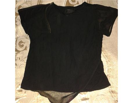 Zara marka medium beden kollari sifon ve fermuar detayli onu penyenim önünde sifon arkasi penye hos bluz bir kez kullanılmış fiyati 20 tl :)