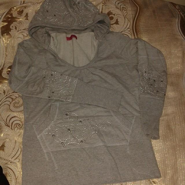 Şapkası önü ve kolları islemeli collezione marka medium beden  az kullandım 50 tl ye aldim 15 tl ye satıyorum kaçırmayın :)